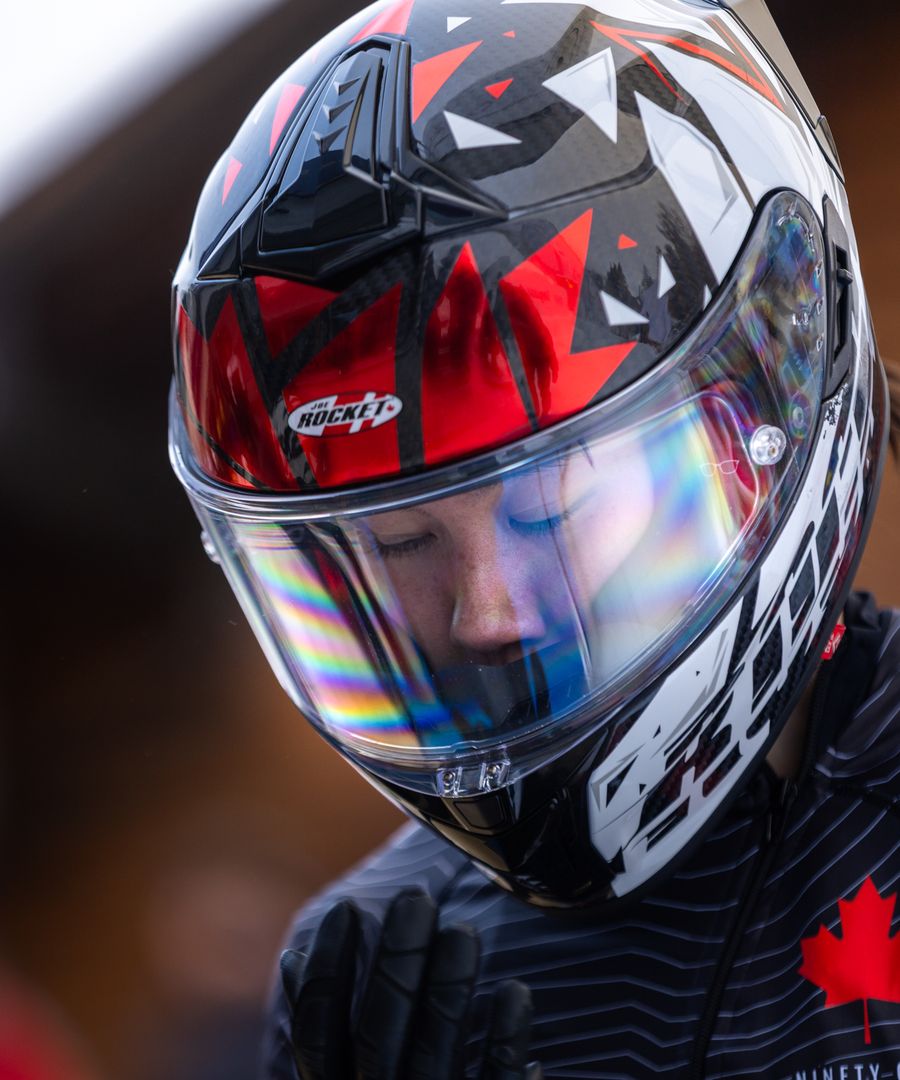 Athletin mit Helm, konzentriert vor dem Start